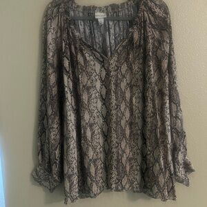 Ava & Viv Snake Pattern Blouse in Black and Gray